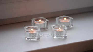 Pencere kenarında yanan mumlar