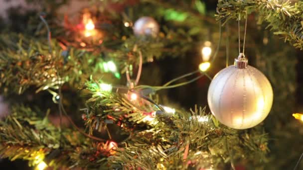 Fir kerstboom met decoraties — Stockvideo