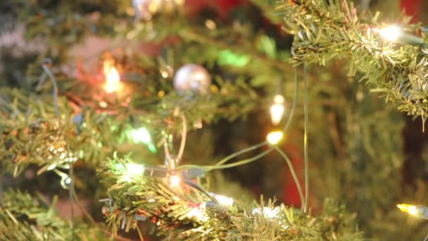 Mãos femininas decorando abeto de Natal — Vídeo de Stock