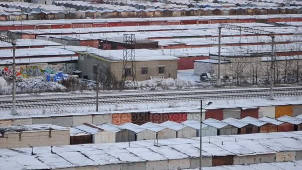 Ferrocarril entre edificios de garaje — Vídeos de Stock