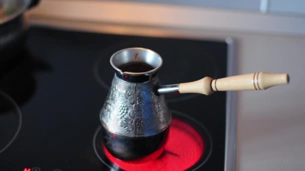 Подготовка турецкого кофе — стоковое видео