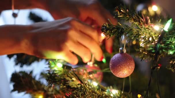 sapin de Noël avec décorations 