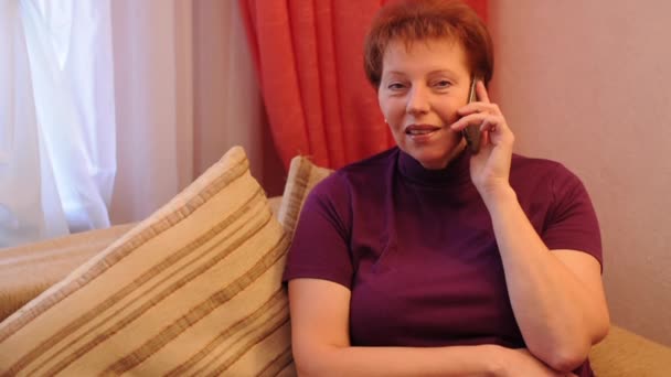 Donna che parla sul cellulare — Video Stock