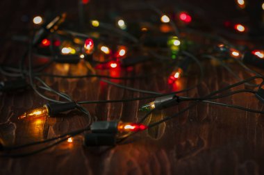 Ahşap masa üzerinde Noel çelenk