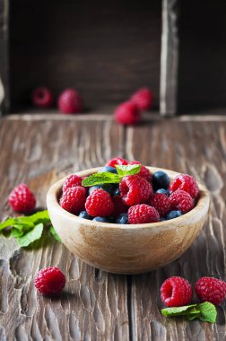 Ahududu ve nane ile yabanmersini karışımı