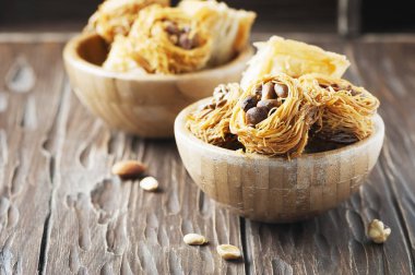 Bal ile geleneksel Arapça tatlı Kunafa