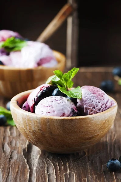 Helado con arándanos y menta — Foto de Stock