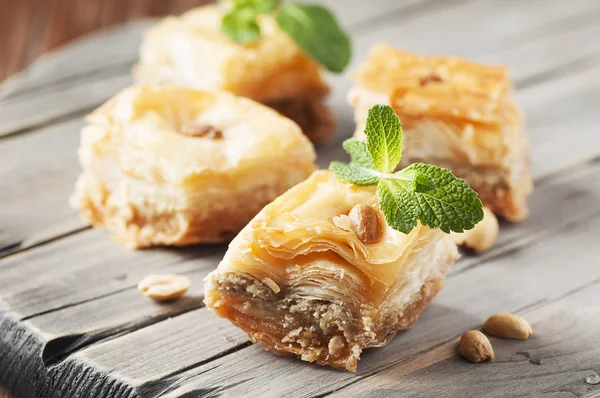 Sobremesa árabe tradicional Baklava com mel — Fotografia de Stock