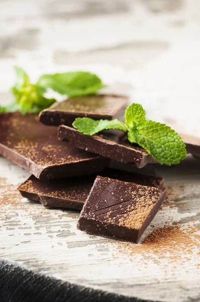 Chocolat brun et menthe sur la table en bois — Photo