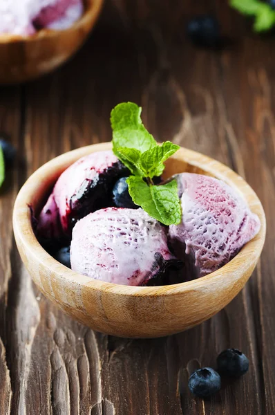 Helado con arándanos y menta — Foto de Stock