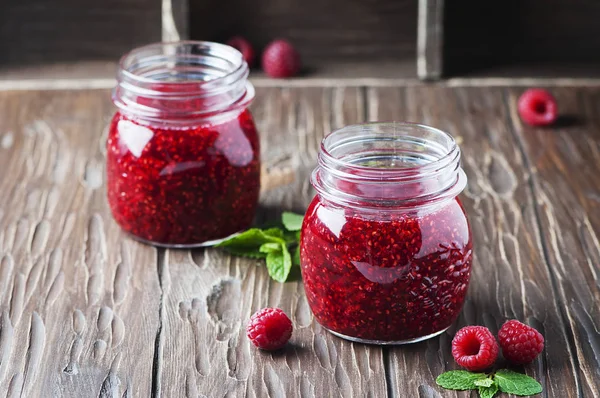 Hausgemachte Marmelade mit Himbeeren auf dem Holztisch — Stockfoto