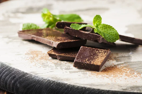 Chocolate marrón y menta en la mesa de madera —  Fotos de Stock