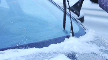 Kadın temiz araba kar