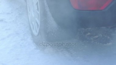 Kışın araba kuyruğu-borudan duman 