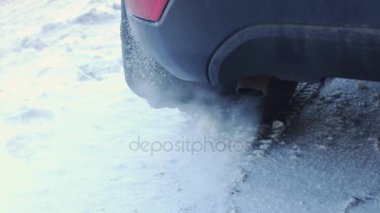 Kışın araba kuyruğu-borudan duman 