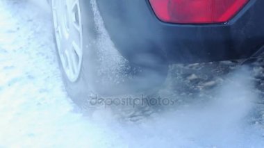 Kışın araba kuyruğu-borudan duman 