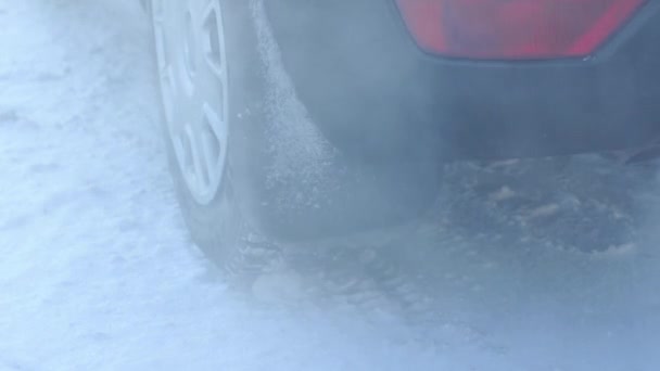 Дым из автомобильной хвостовой трубы зимой — стоковое видео
