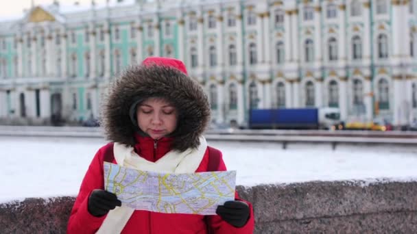Μικρά τουριστικά γυναίκα ψάχνει χάρτη κοντά στο Ερμιτάζ — Αρχείο Βίντεο