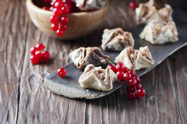 Kırmızı kuş üzümü ile Mısır baklava