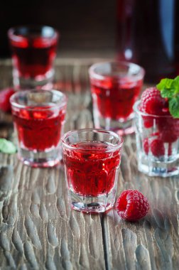 Ahududu ve nane ile kırmızı kokteyller