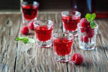 Ahududu ve nane ile kırmızı kokteyller