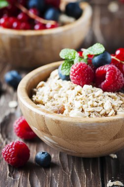 Çilek ve nane ile ev yapımı müsli
