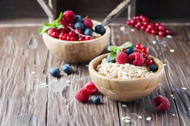 Çilek ve nane ile ev yapımı müsli