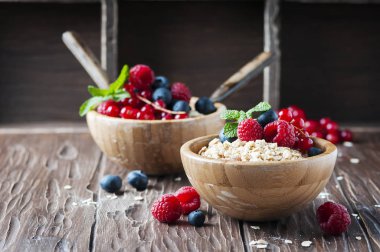 Çilek ve nane ile ev yapımı müsli