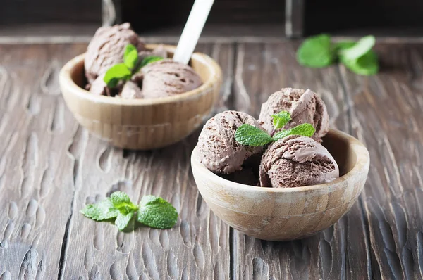 Холодное мороженое с шоколадом — стоковое фото