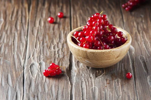 Ribes rosso sul tavolo di legno — Foto Stock