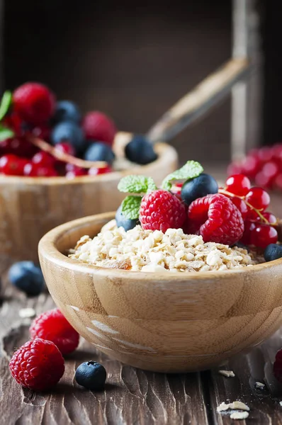 Çilek ve nane ile ev yapımı müsli