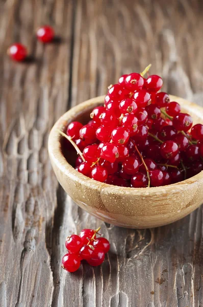 Red currant on the wooden table — Stock Photo, Image
