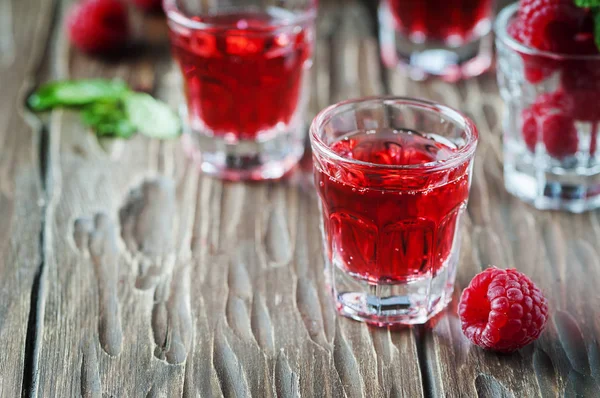 Rote Cocktails mit Himbeeren und Minze — Stockfoto