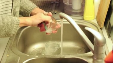 Erkek çamaşır gözlük eller