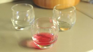 Pembe limonata bir cam içine dökme  