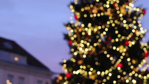 Рождественские уличные украшения Таллинна — стоковое видео
