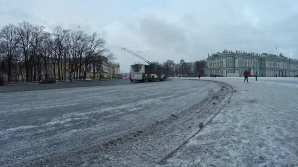 Люди и автомобили в Санкт-Петербурге — стоковое видео