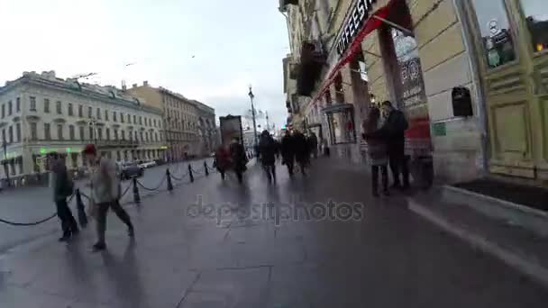 Люди и автомобили в Санкт-Петербурге — стоковое видео