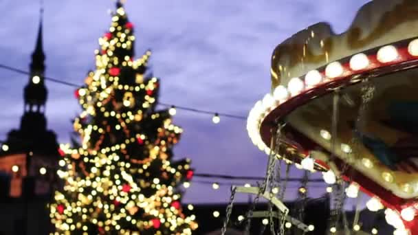 Merry-go-round in het centrum van Tallinn — Stockvideo