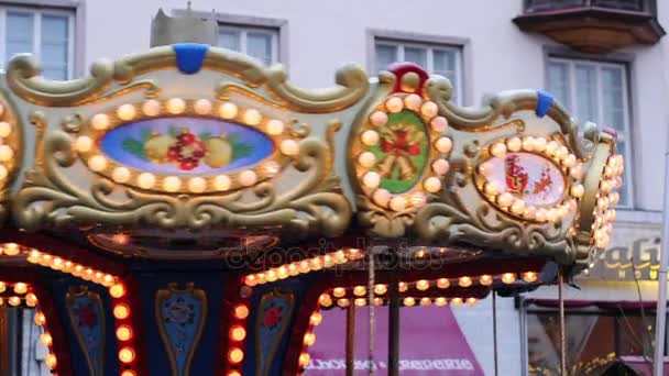 Merry-go-round in het centrum van Tallinn — Stockvideo