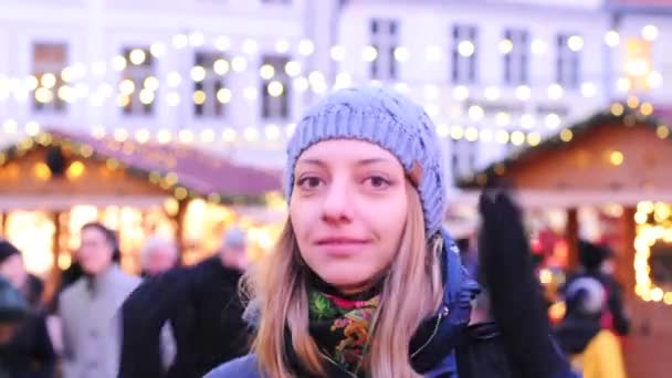 Mujer turista feliz en Tallin — Vídeos de Stock
