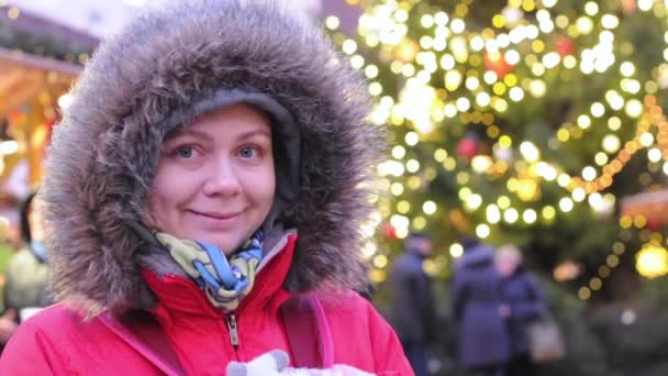 Mulher turística feliz em Tallinn — Vídeo de Stock