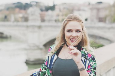 Mutlu genç hipster kadın Roma