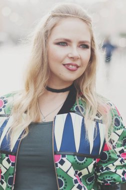 Mutlu genç hipster kadın Roma