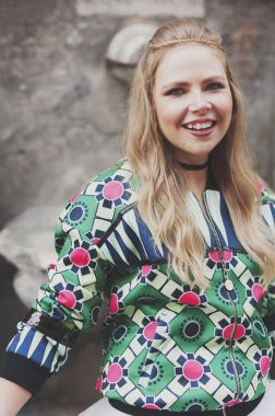 Mutlu genç hipster kadın Roma