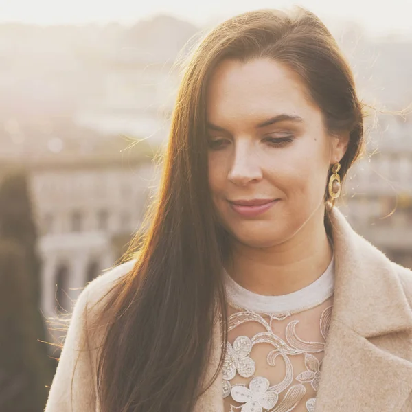 Joven mujer feliz durante su viaje a Roma —  Fotos de Stock