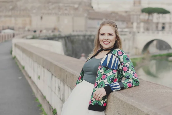 Feliz joven hipster mujer en Roma —  Fotos de Stock