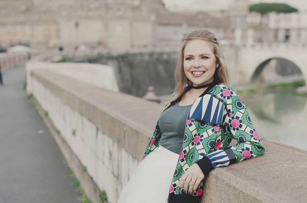 Lykkelig ung hipster kvinde i Rom - Stock-foto