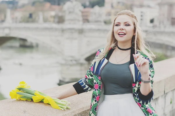 Szczęśliwy hipster młoda kobieta w Rzymie — Zdjęcie stockowe