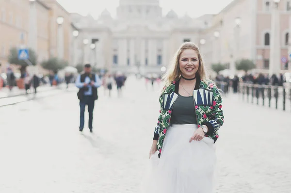 Szczęśliwy hipster młoda kobieta w Rzymie — Zdjęcie stockowe